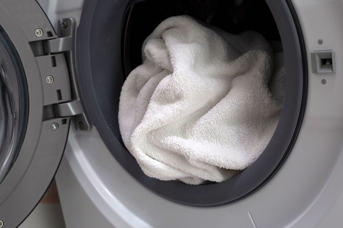 Handdoeken wassen met azijn voor een zachtere en frissere reiniging