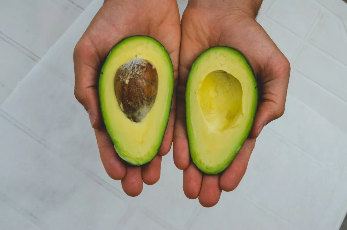 Waarom avocado’s bruin worden en hoe je het voorkomt