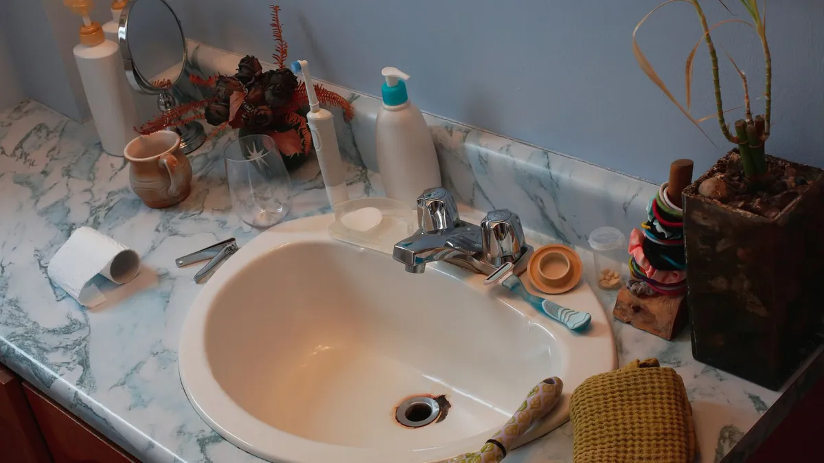 Een opgeruimd badkamer aanrecht met een simpele oplossing
