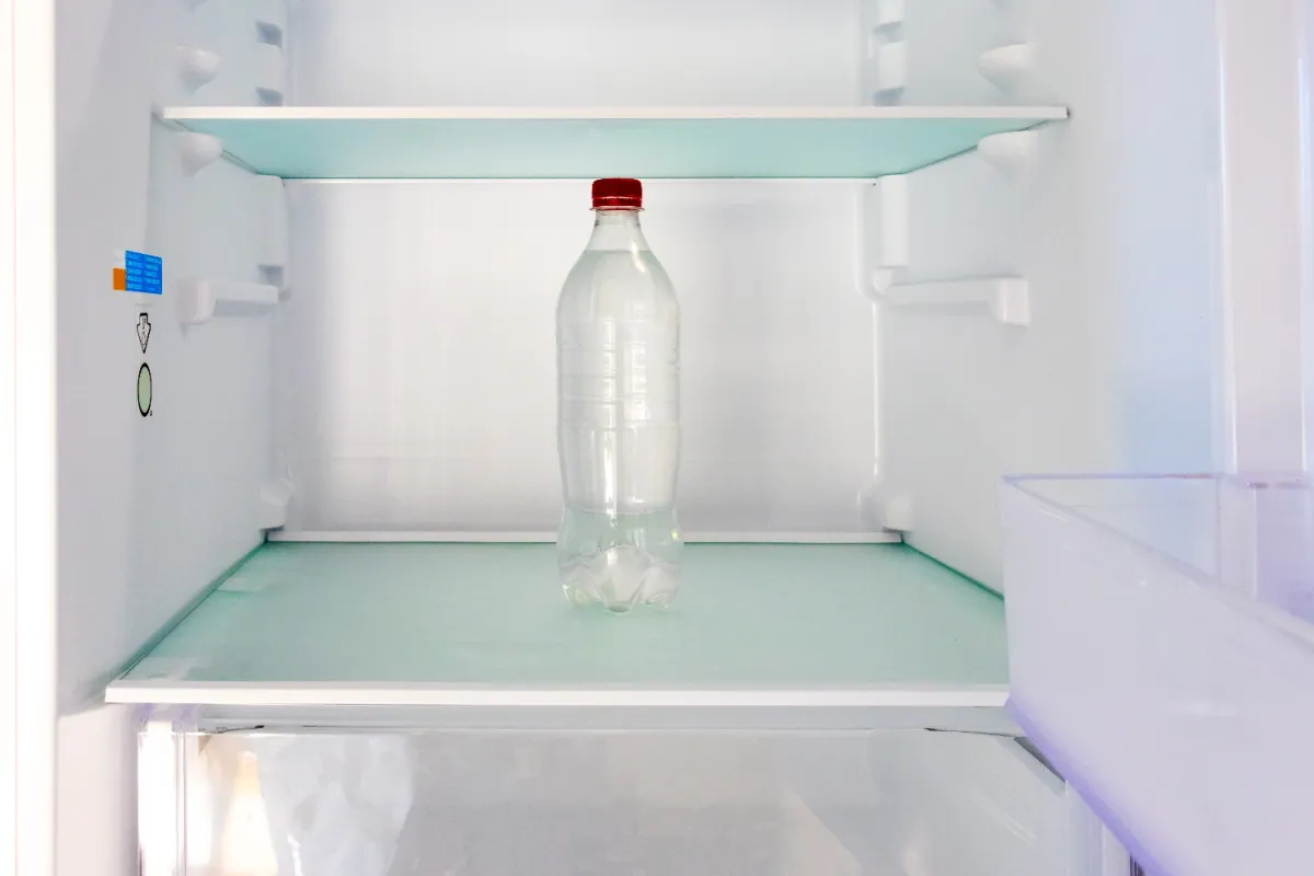 Hoe witte azijn nare koelkastgeurtjes wegwerkt